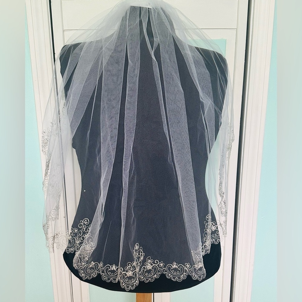 Elegant White Lace Bridal Veil